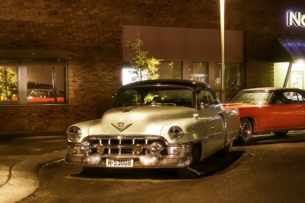 Oldtimer-Cadillac auf der Straße