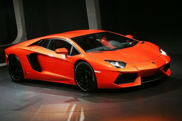 Hermoso coche deportivo naranja lambordghini