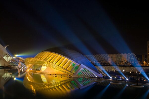 Bellissimo edificio notturno a Valencia in Spagna