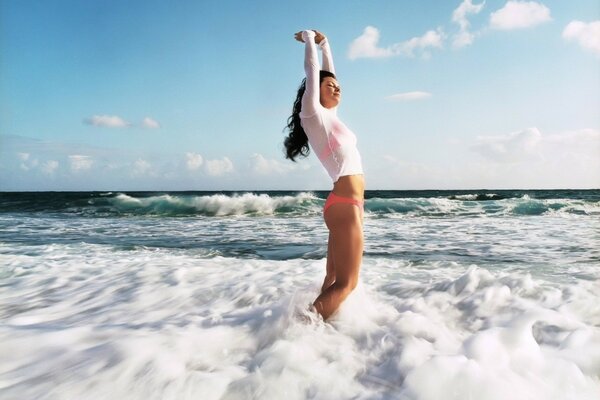 Chica disfrutando de las olas del mar