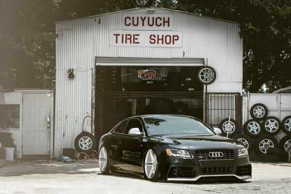 Hermoso coche negro Audi en el fondo del Servicio de automóviles