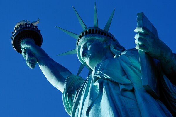 Estatua de la libertad vista desde abajo