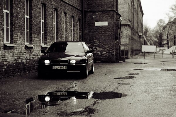 Paysage noir et blanc de la vieille ville après la pluie