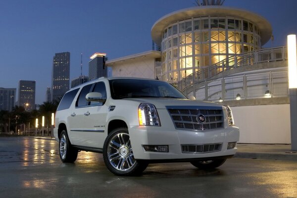 Cadillac blanc sur les routes de la ville de nuit