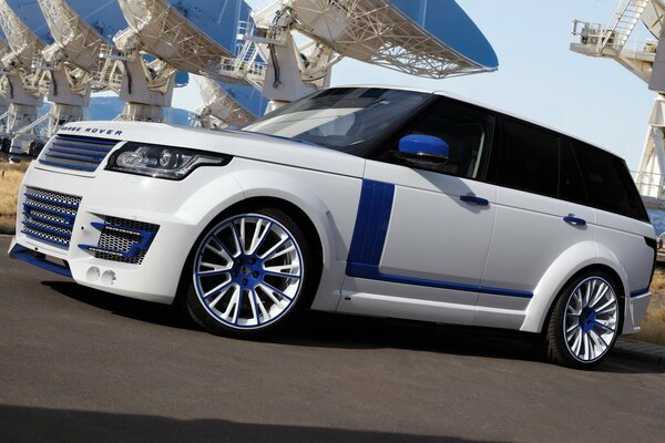 Land rover bianca con elementi blu