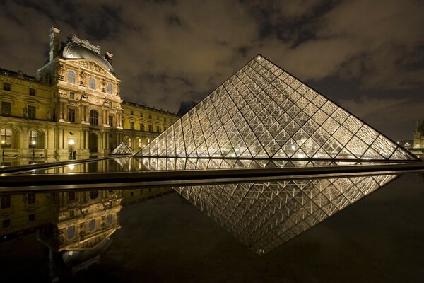 Sehenswürdigkeit: Louvre in Paris Frankreich