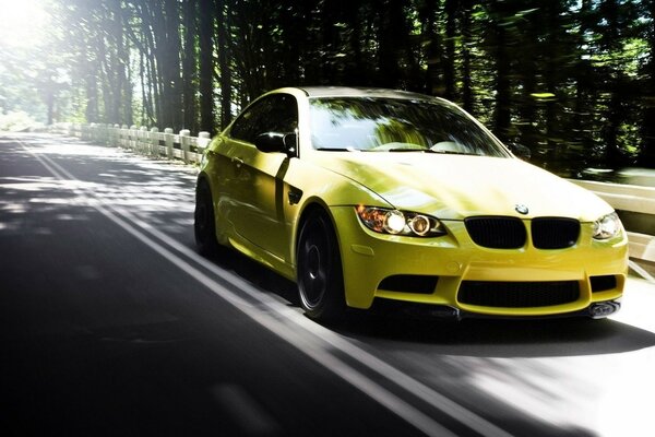 Gelbe Farbe-Limousine BMW m3 Auto