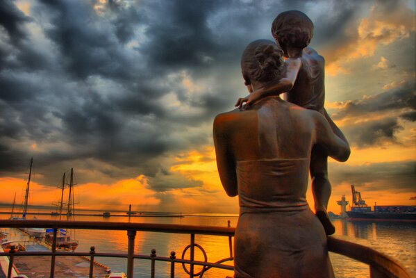 Monumento a la mujer que se encuentra con el hijo de su padre