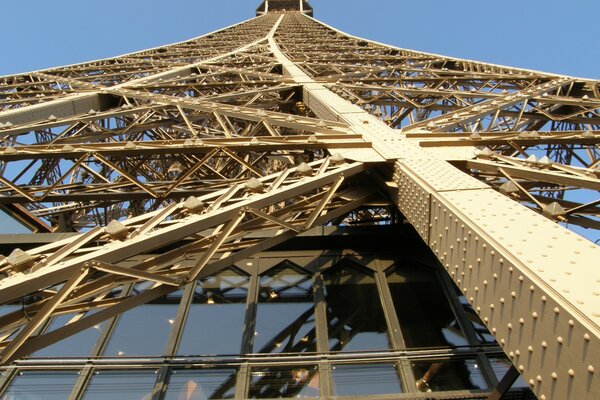 Cooles Design über dem Himmel aus Eisen des Eiffelturms in Paris Frankreich