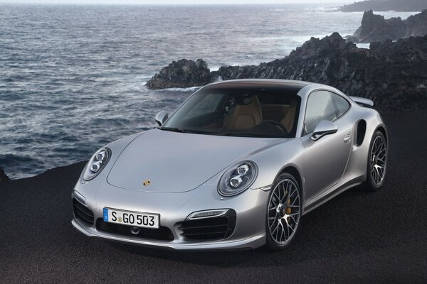 2014 gris Porsche Turbo cerca del mar