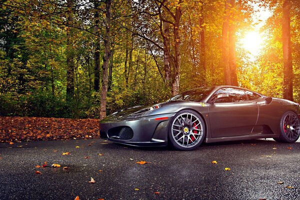 Beau coucher de soleil sur fond de supercar Italien