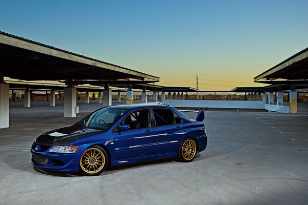 Coche mitsubishi Lancer evo con Tuning