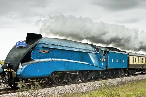 Blaue Lokomotive auf der Eisenbahn