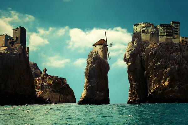 La ciudad y las casas en las rocas en el mar