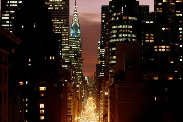 Lumières vives dans les rues de Manhattan