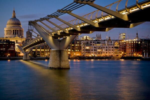 Puente largo de la ciudad sobre aguas tranquilas