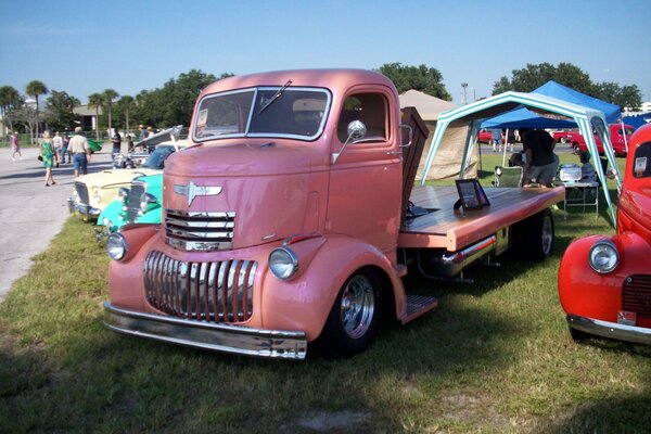 Divertente carro attrezzi rosa in mostra