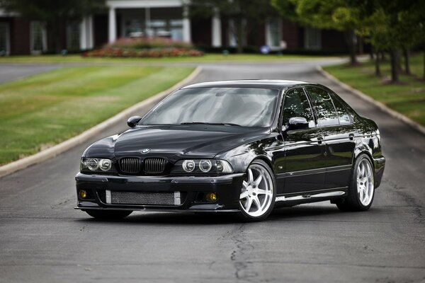 Noir BMW e 39 sur la route