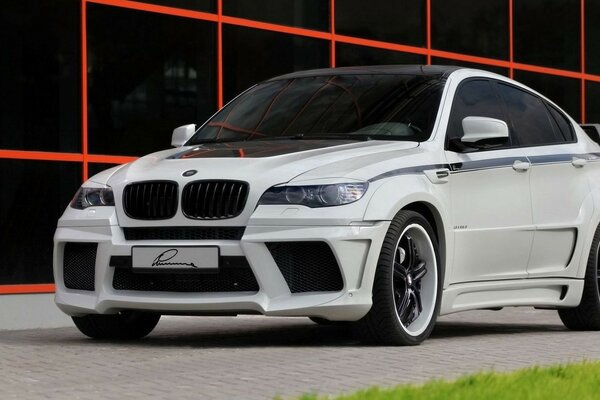 Белый кроссовер BMW X6 с чёрной крышей