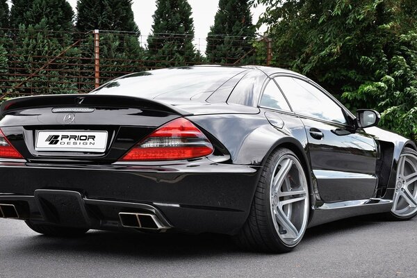 La bella supercar mercedes Coupé è anche nera