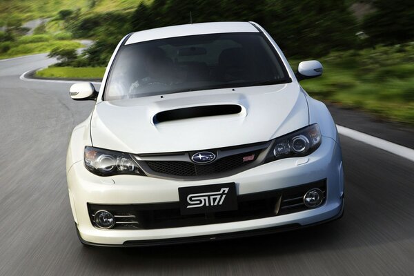 Subaru voiture sur la piste dans la forêt belle image