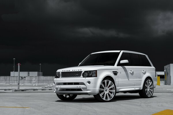 Hermoso blanco renge Rover en la noche