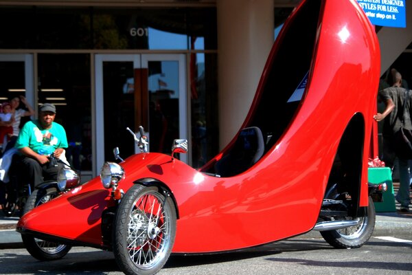 Drôle de voiture en forme de chaussures rouges