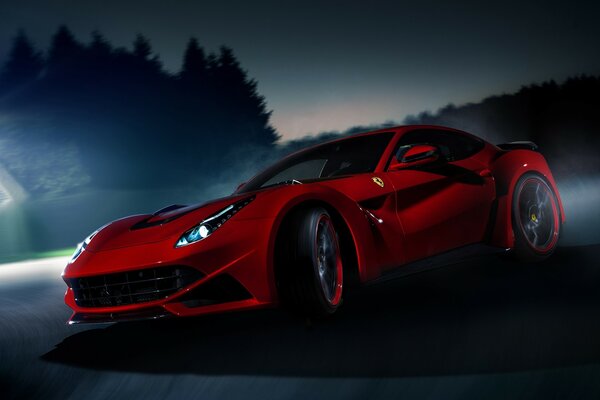 Красный автомобиль Ferrari f12 berlinetta едет в сумерках