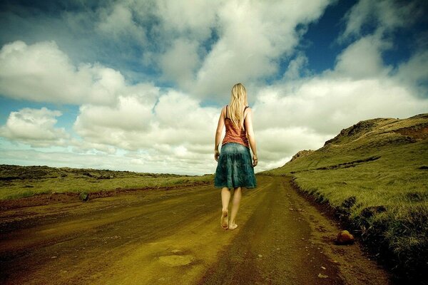 Ragazza a piedi nudi che cammina sulla strada