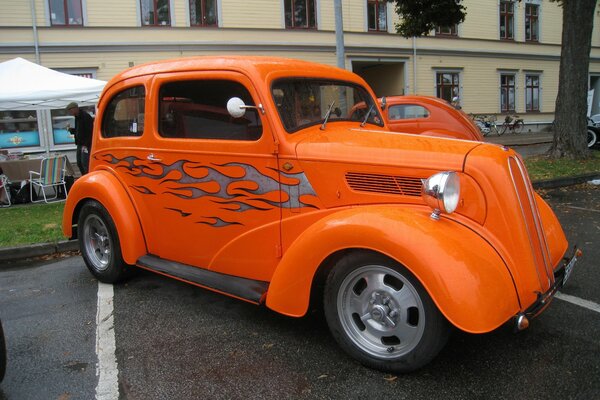 Leuchtend orange Oldtimer auf dem Parkplatz