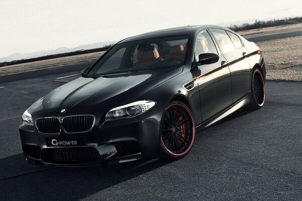 BMW negro con Llantas rojas