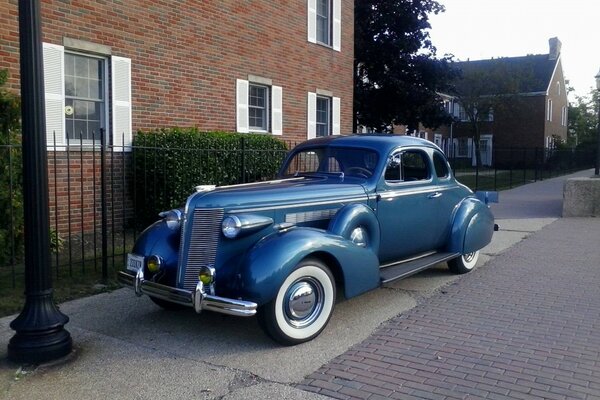 Classique vieille voiture bleue, faire un tour agréable