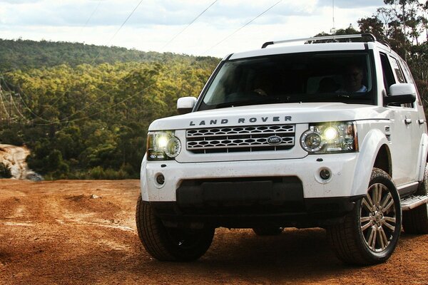 SUV conquista la cima de la colina