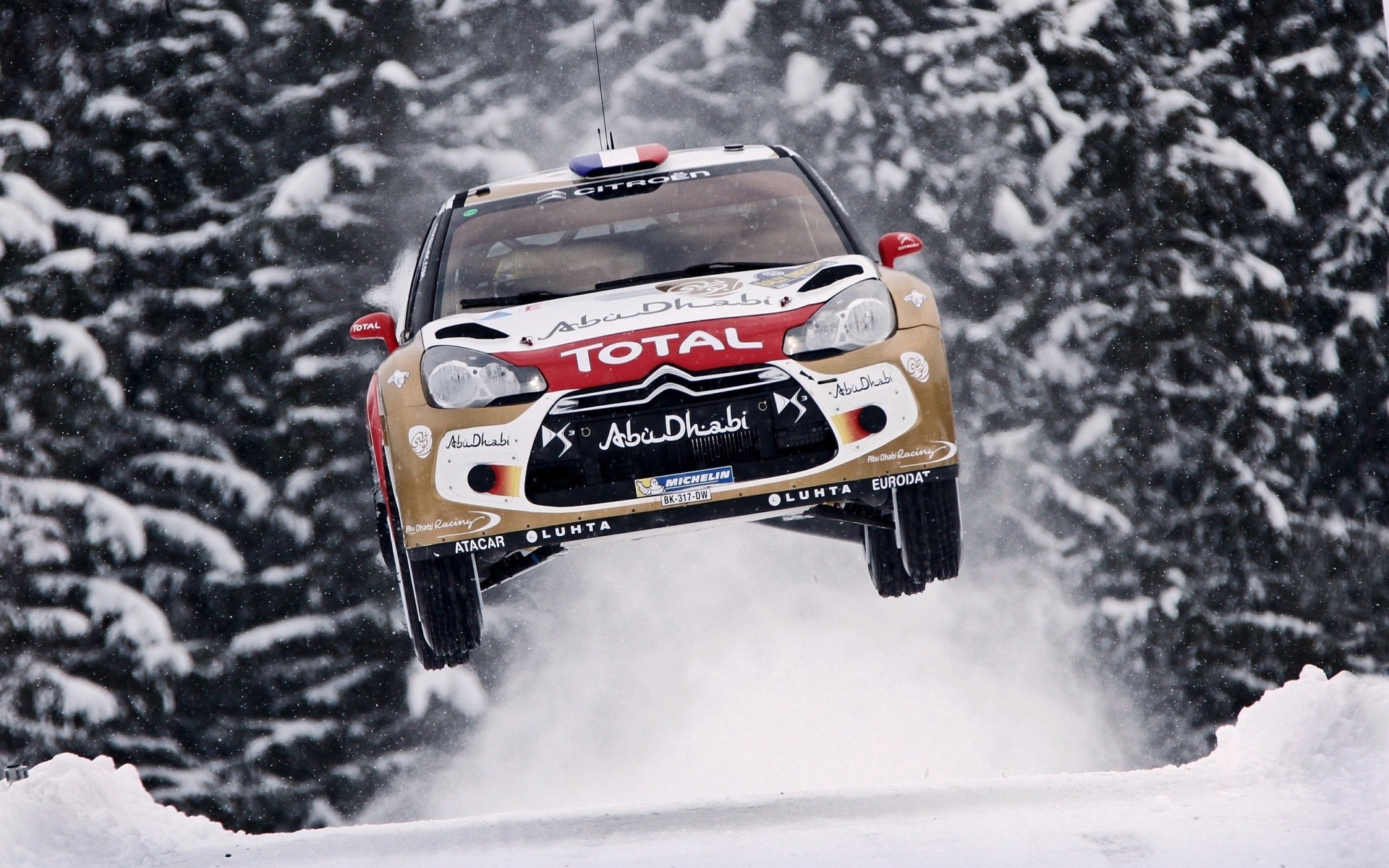 ds3 rally coche citroen bombardero volando en el aire