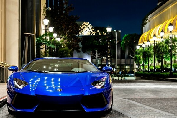 Lamborghini aventador in Blau auf einem Parkplatz in der Stadt