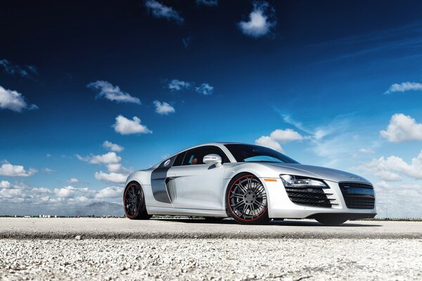 Voiture de sport argent Audi R8