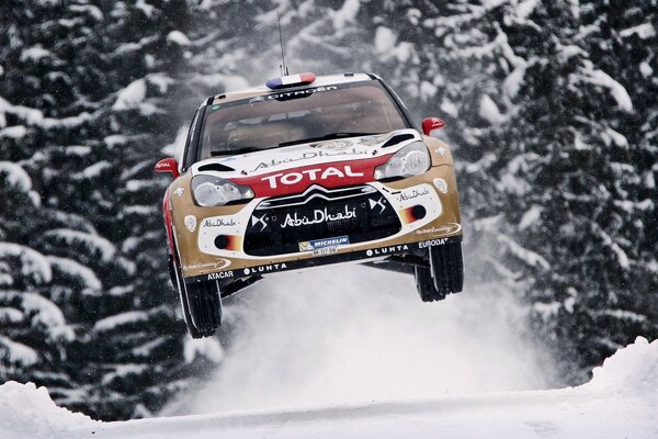 Citroen-Rallye-Rennmaschine vor dem Hintergrund des Waldes im Winter im Sprung