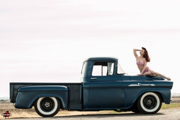 Ragazza sexy sul cofano di un auto d epoca