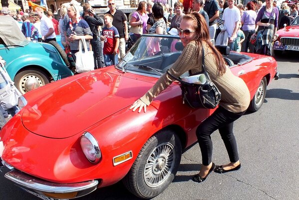 La mujer al lado del auto es genial, las chicas también entienden la tecnología