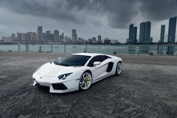 Voiture Lamborghini aventador blanc sur fond de ville