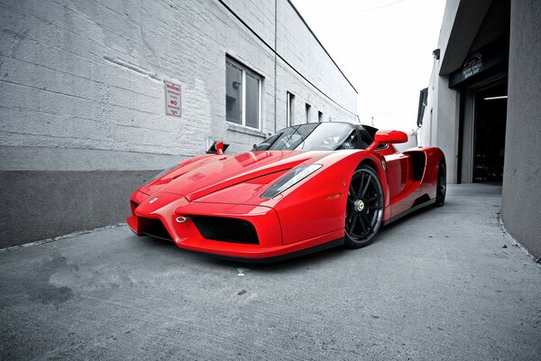 Roter Ferrari auf den Straßen der Stadt