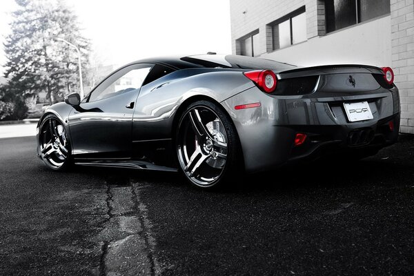 Ferrari w kolorze szarym na autostradzie