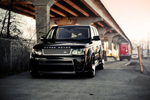 Negro renge Rover bajo el paso elevado