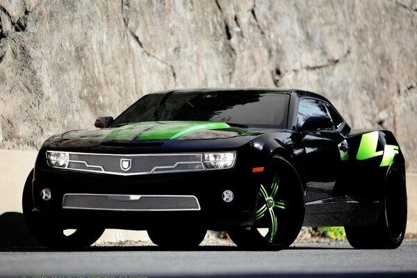 Schwarzer Chevrolet camaro auf dem Hintergrund der Felsen