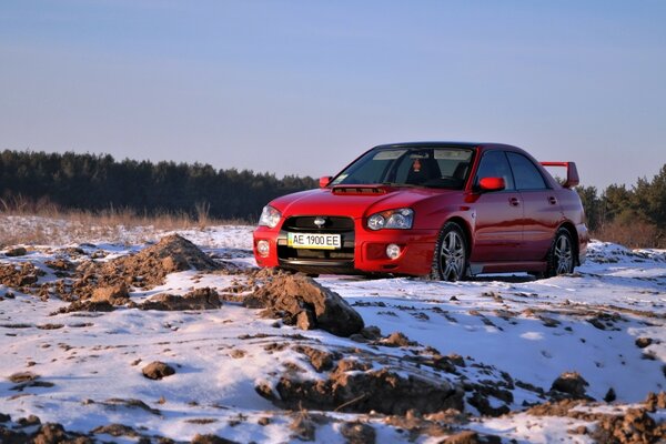 Voiture Subaru sur une route enneigée