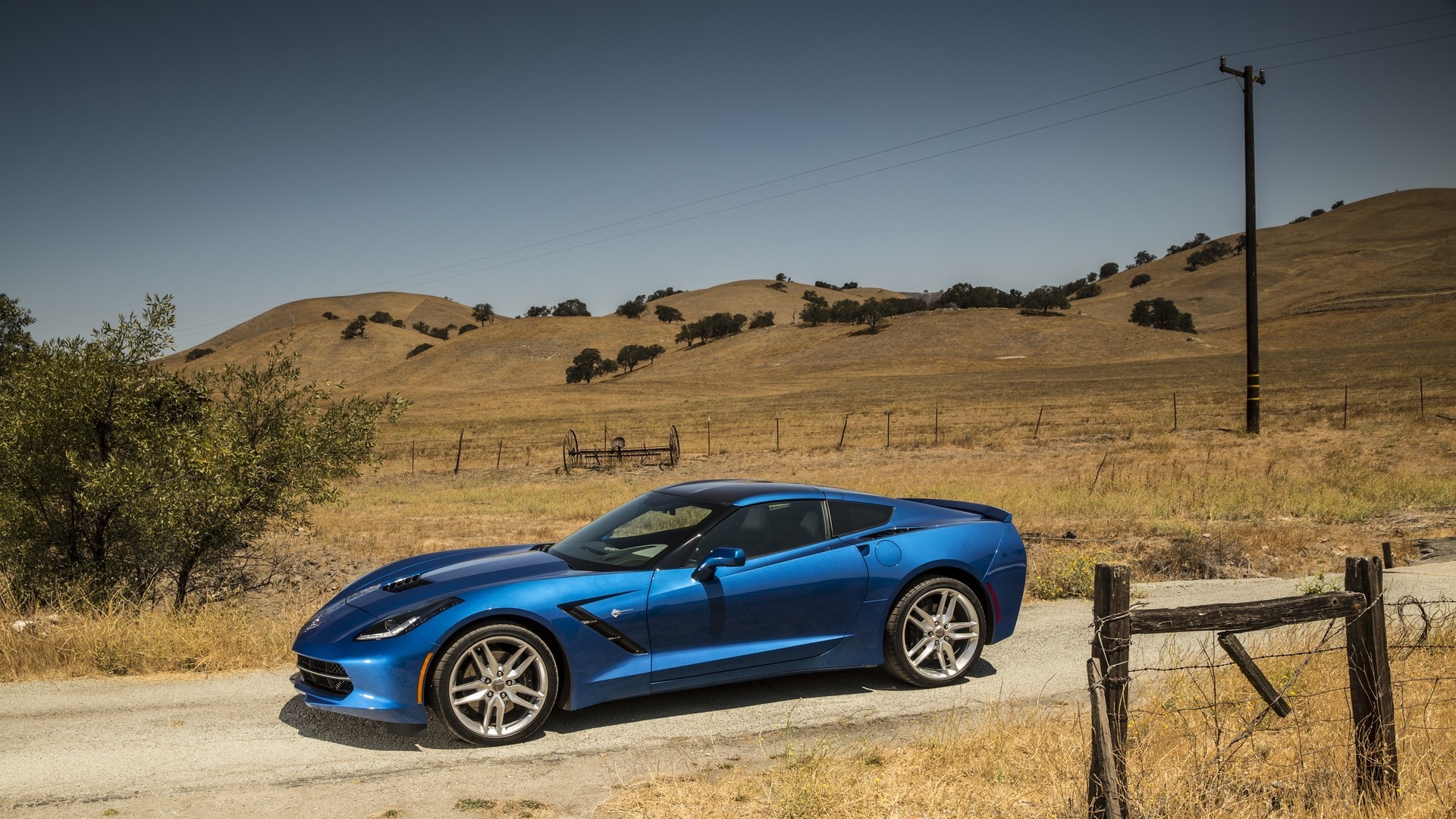 voiture bleu coupé terrain