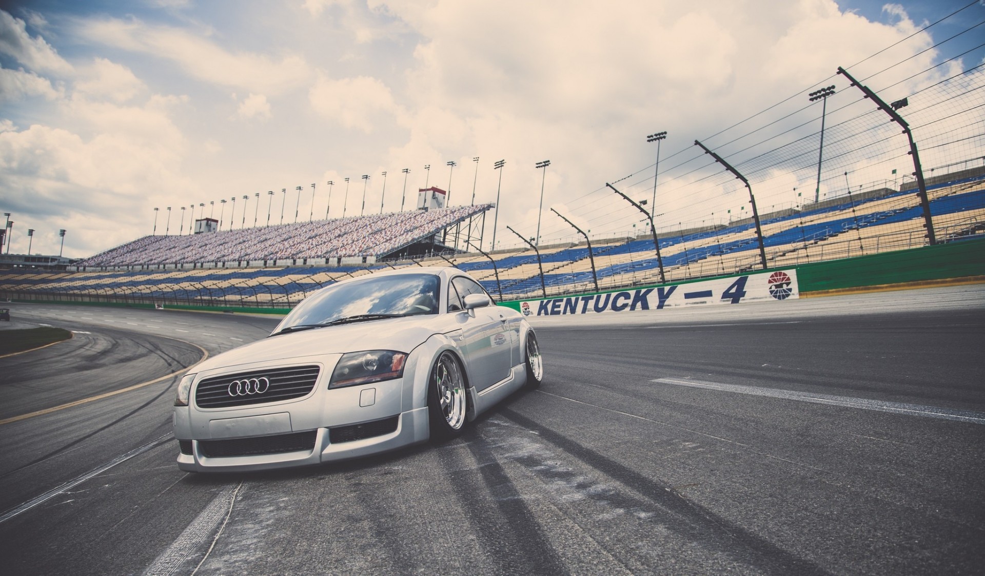 voiture audi ttt roues