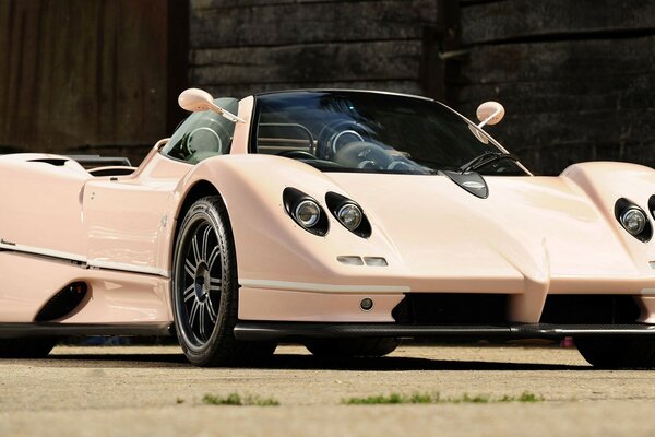 Esclusiva supercar rosa sporco