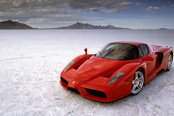 Ferrari in roter Farbe auf Himmelshintergrund