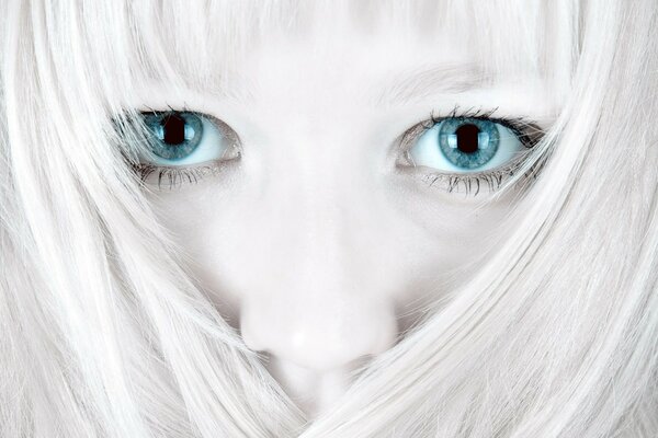 Visage de jeune fille avec des cheveux blancs et des yeux bleus